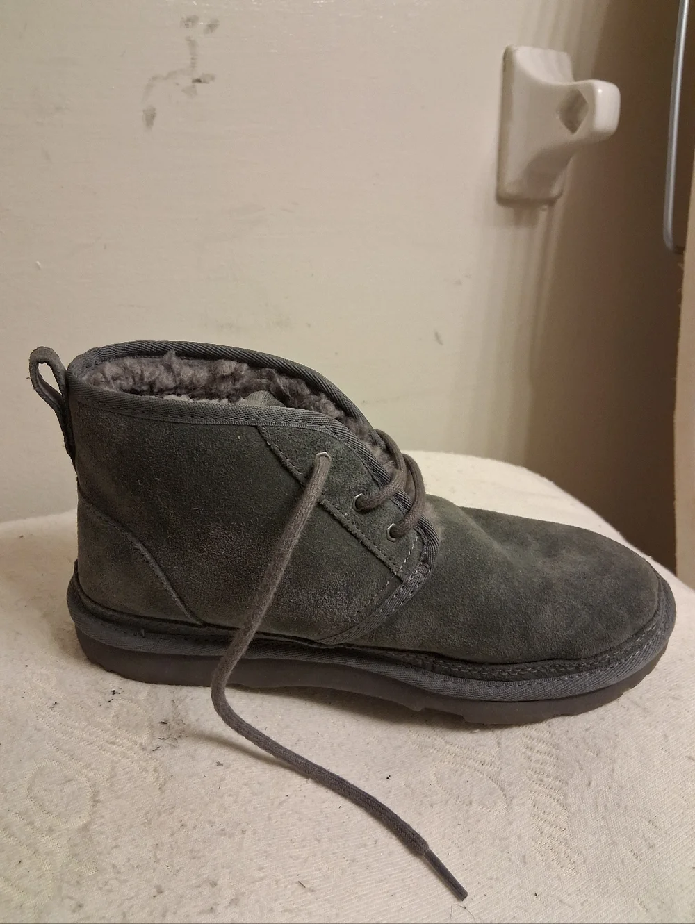 Mens UGG gray Suede Winter Boots with Sherpa Lining Sheepskin Size 6, Fit for 5